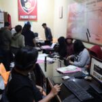 Petugas saat memeriksa para penghuni hotel