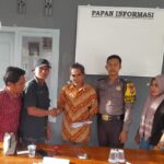 Polisi Saat Mendamaikan Warga Yang Berselisih
