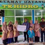 Penyerahan simbolis bantuan program TJSL berupa Fasilitas Pendidikan TK Hydro kepada Kepala Sekolah TK Hidro