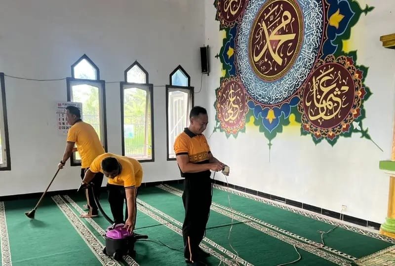Giat ASRI, Enam Polsek Jajaran Polres Rejang Lebong Gotong Royong Bersihkan Masjid dan Fasilitas Umum