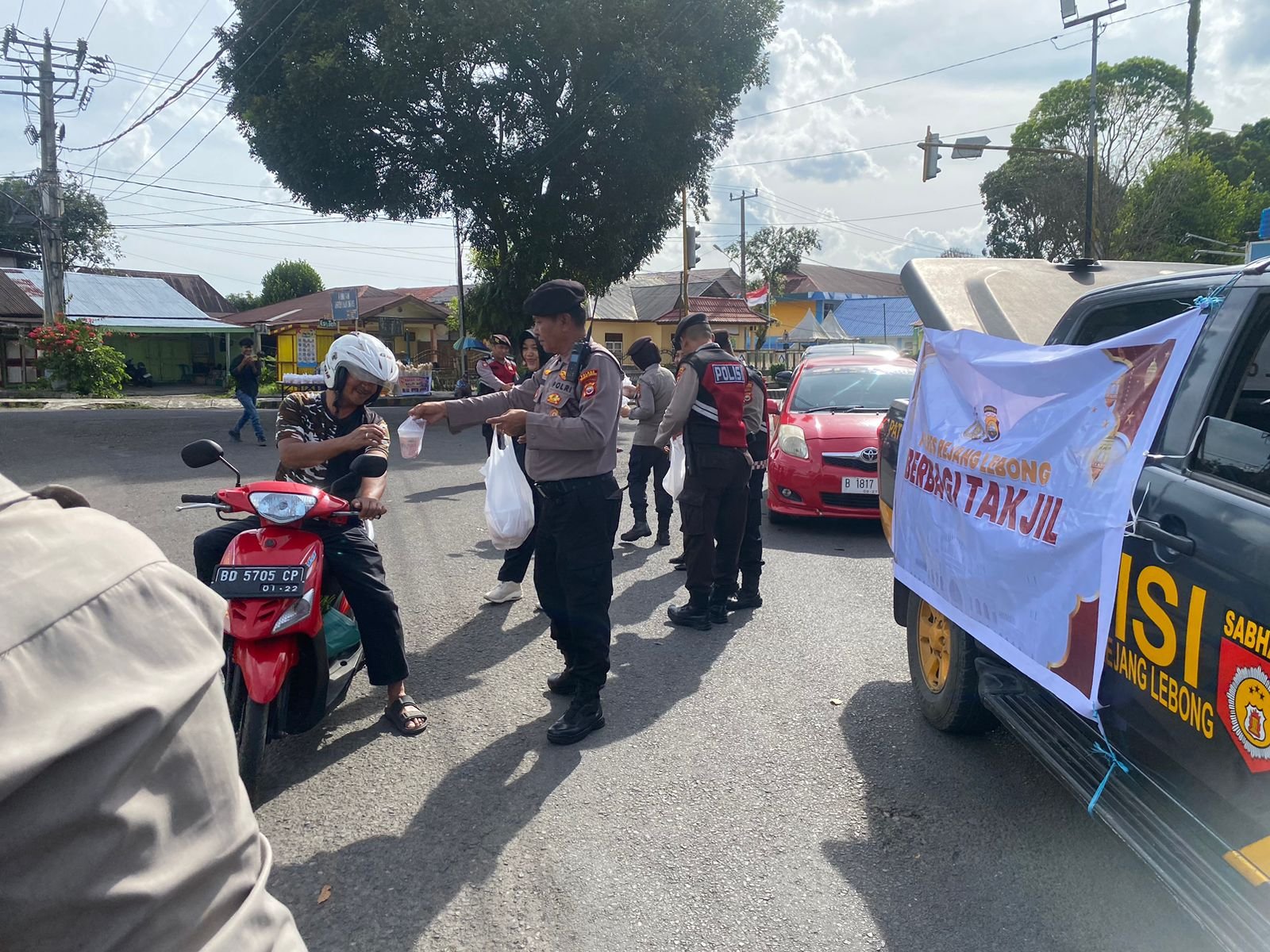 Polres Rejang Lebong Bagikan 150 Paket Takjil di Bundaran Curup, Wujud Kepedulian di Bulan Ramadan