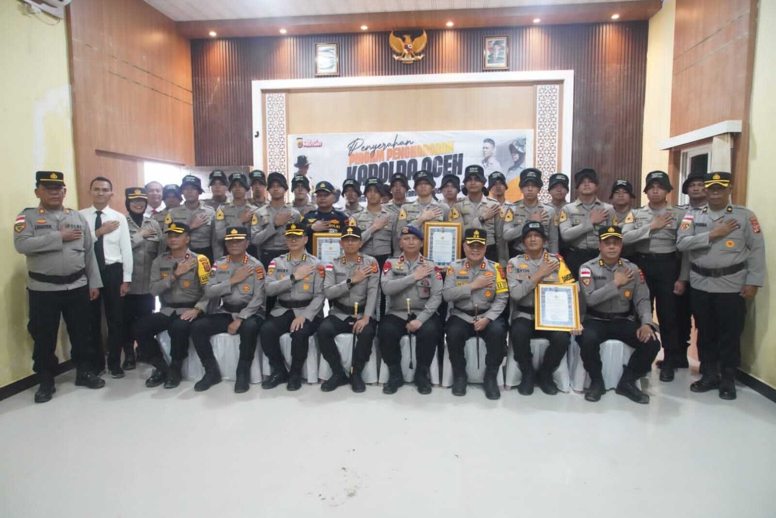 Kapolda Aceh Beri Penghargaan kepada Danyon Taruna Akpol dan Taruna Akpol atas Dedikasi Kemanusiaan di Aceh Tamiang
