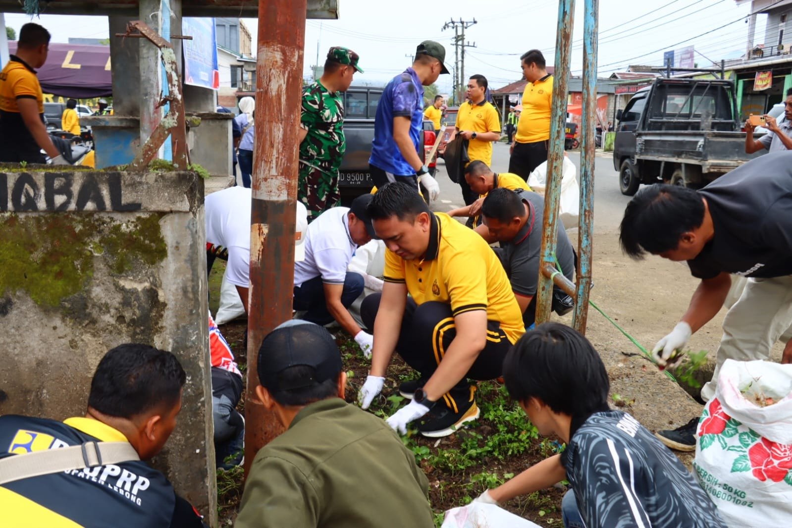 Polres Lebong dan Polsek Jajaran Bersama TNI, Pemda, dan Masyarakat Gelar Aksi Bersih Sampah di Terminal Muara Aman