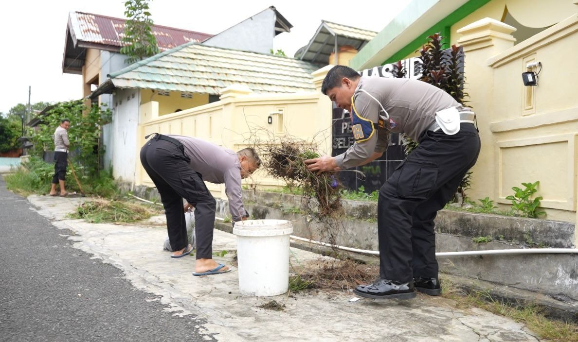 Bakti Sosial Masjid Sambut Ramadhan 1447 H, Sat PJR Ditlantas Polda Bengkulu Bersihkan Masjid Al Fattah